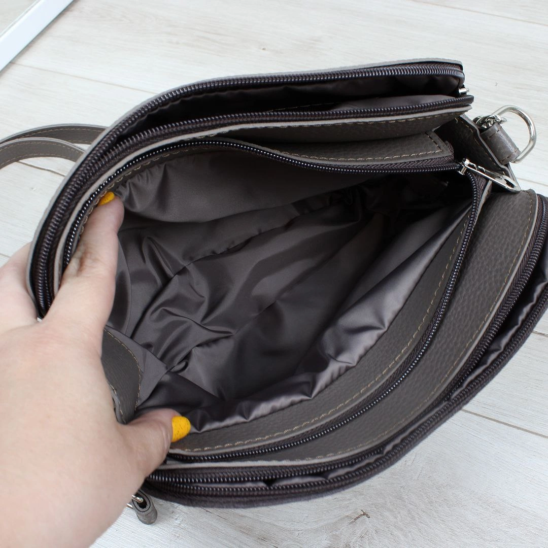 Жіноча сумка капучино крос-боді із замші та шкірзаму – легкість і стиль